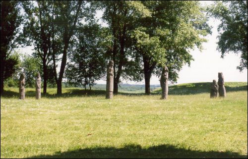 - Zamczysko . Rzeźby postaci z legend brasławskich, fot. 2001