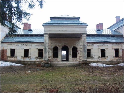  - Zespół dworsko-parkowy Platerów. Fasada główna, portyk