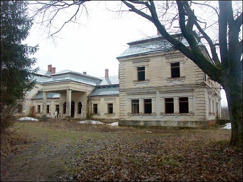  - Zespół dworsko-parkowy Platerów. Widok fasady głównej