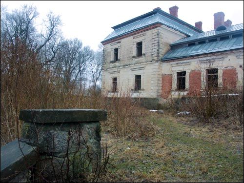  - Zespół dworsko-parkowy Platerów. Fragment lewej części fasady ogrodowej