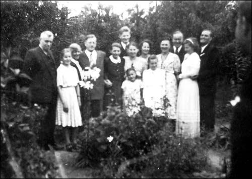  |  . Семья Вислоухов в 1952 г. Стоят (слева направо) - Станислав, Анна, Янина, Северин, Аделя, Зенон, Мария Паусер, Анна, Мария, Виктор, Клара (молодая панна), ее муж Витольд Цесла. Дети - Ядвига и Северина.