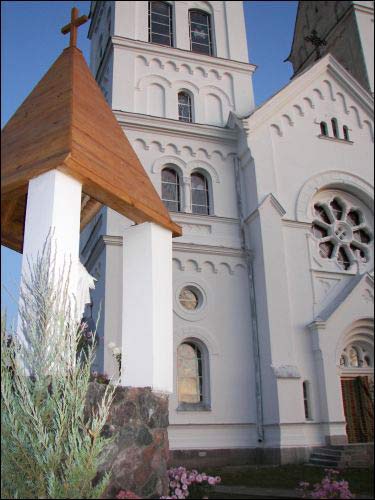  - Kościół Opatrzności Bożej. Fragment kościoła i kapica Matki Bożej na cmentarzu kościelnym