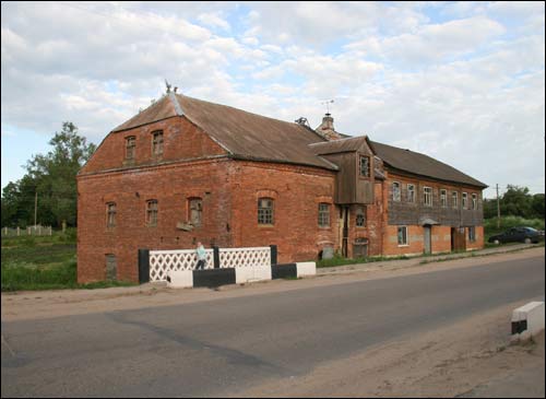 Widze |  Młyn wodny . Widok z ulicy