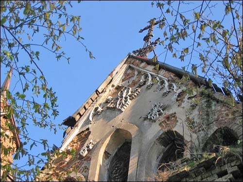  - Капліца-пахавальня Ажэшкаў. Паўночны фасад, франтон