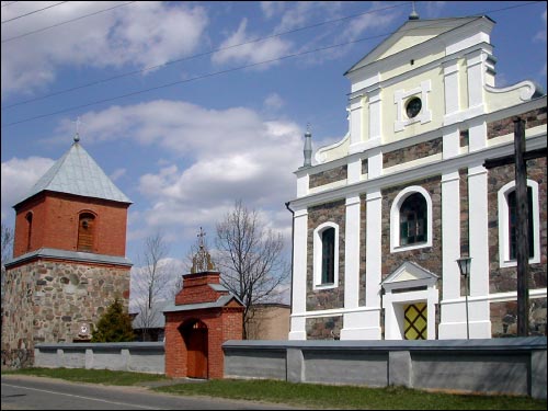  - Kościół Św. Jana Chrzciciela. Widok kościoła, ogrodzenia z bramą i dzwonnicy