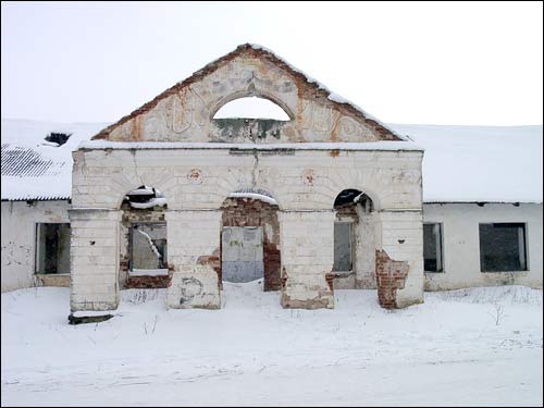 Гатаўшчына |  Сядзібна-паркавы ансамбль Куроўскіх. Палац. Партал. У пач. 1900-ых гг. франтон аформлены ў стылі сэцэсіён (мадэрн)