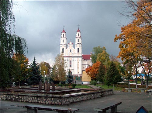  - Kościół Św. Trójcy. Widok kościoła z placu
