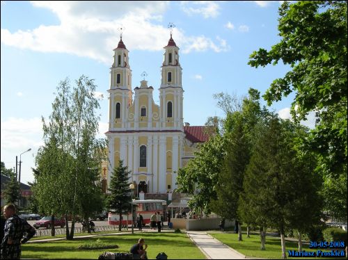  - Kościół Św. Trójcy. Kościół i skwer, 05 2008