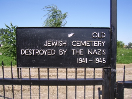 Могілкі габрэйскія Глыбокім. Англамоўная шыльда на браме  - Могілкі габрэйскія. Англамоўная шыльда на браме