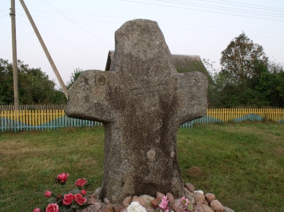 Пліса.  Каменны крыж