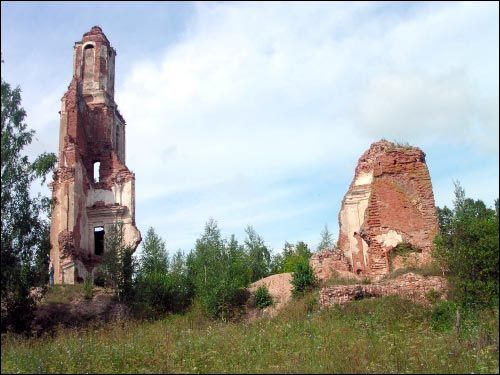 - Kościół (ruiny). Tyle pozostało z pięknego kościoła...
