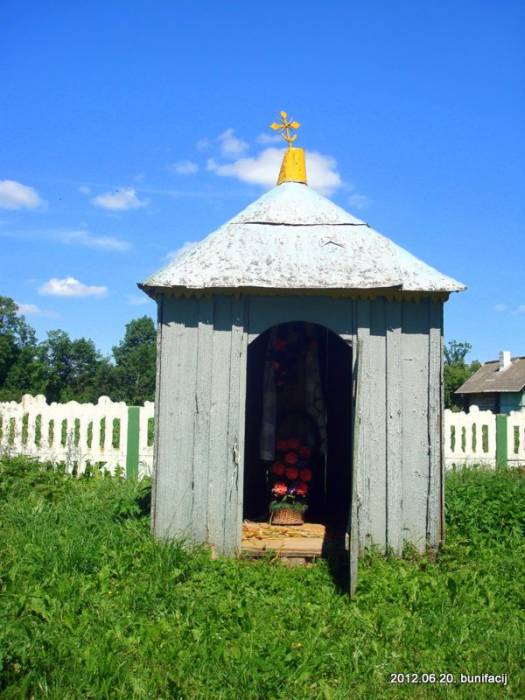  - Церковь Воздвижения Креста Господня. Капличка около церкви