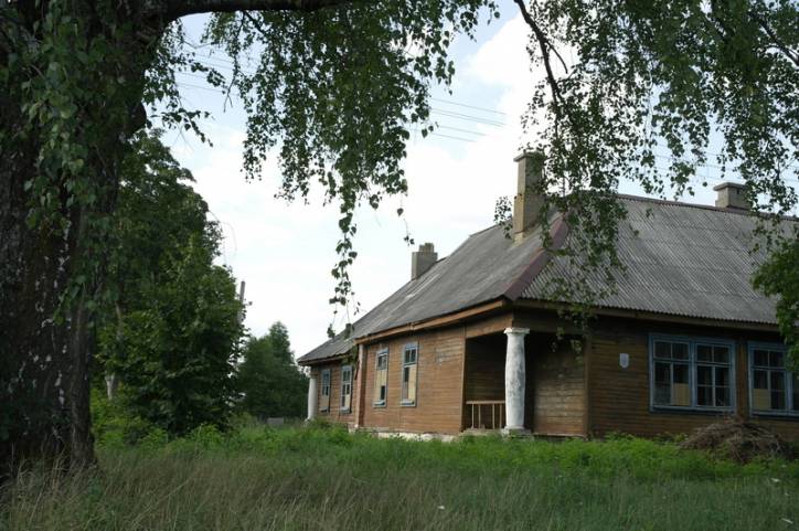  -  Будынак былой школы. 