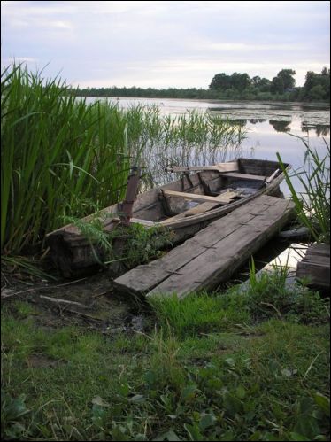  - Krajobrazy . Kładka i łódka na jeziorze Dworzyszcze. Fot. 20.07.2006 r