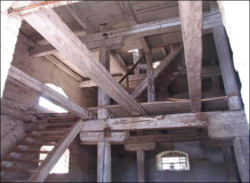 Płamia (Bielica Stara) |  Dwór gospodarczy Świackich. Wnętrze magazynu ziarna