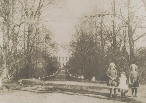  - Dwór Sternów. Zdjęcie z książki S. W. Schuchardt 