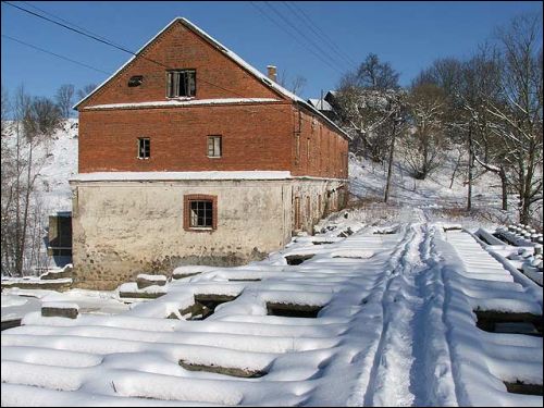  - Młyn wodny . Stary młyn w Łużkach