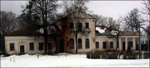  - Zespół dworsko-parkowy . Dwór, fasada główna