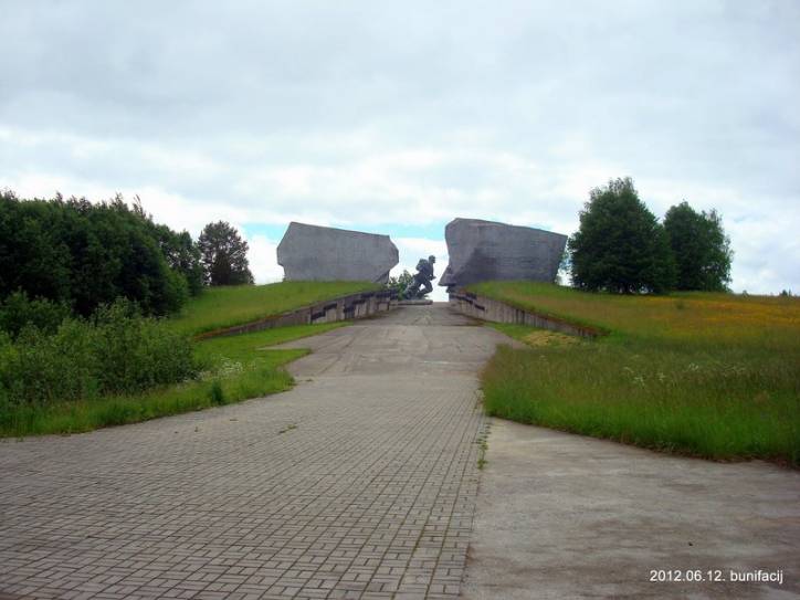 Паперына.  Мэмарыяльны комплекс «Прарыў»