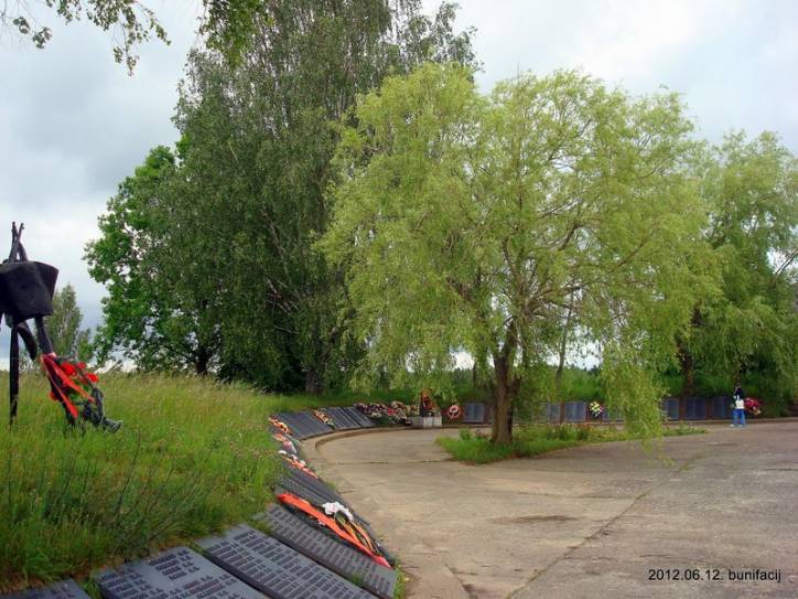 Паперына.  Мэмарыяльны комплекс «Прарыў»