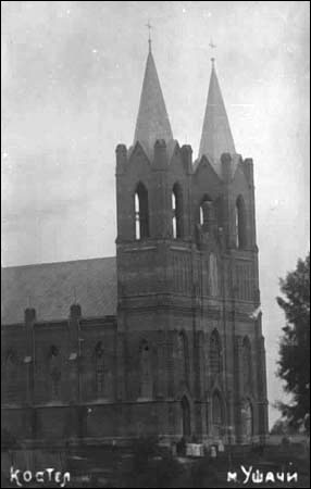 Kościół na fotografii z lat 1910-20 Uszacz. Kościół Św. Wawrzyńca
