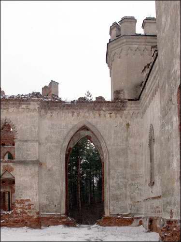 Брама, раней зачынялася варотамі Марачоўшчына (Косава). Палац Пуслоўскіх