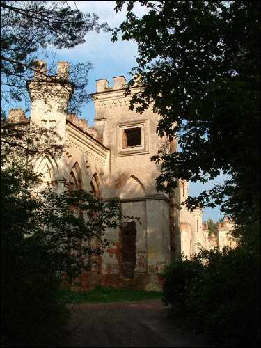 Від на палац з заходняга боку праз просеку Марачоўшчына (Косава). Палац Пуслоўскіх