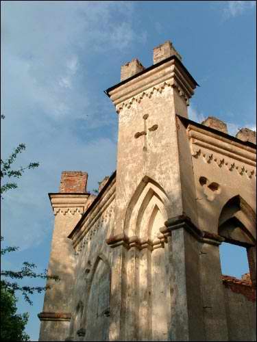 Фрагмент аздабленьня вуглавой вежы на заходнім павільёне Марачоўшчына (Косава). Палац Пуслоўскіх