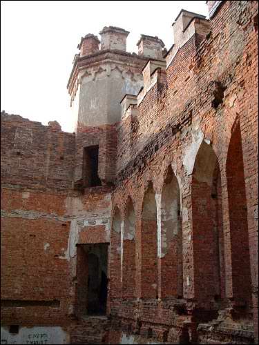 Від на правае (заходняе) крыло галоўнай часткі ўнутры Марачоўшчына (Косава). Палац Пуслоўскіх