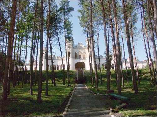 У 2005 г. зрабілі наўпросты падыход да палаца з боку адбудаванай касьцюшкаўскай сядзібы Марачоўшчына (Косава). Палац Пуслоўскіх