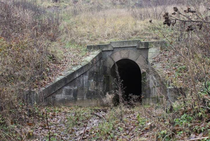Тоннель для сточных вод под веткой Витебско-Орловской ж. д., район поместья \ Віцебск. Краявіды