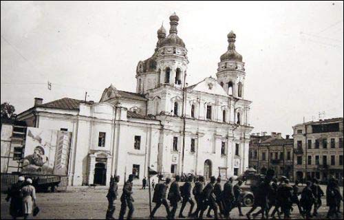 - Miasto na fotografiach z czasów II wojny światowej . Pojezuicki kościół Św. Józefa. Fotografia anonimowego żołnierza Wehrmachtu 1941 r.