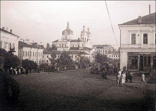  - Miasto na fotografiach z czasów II wojny światowej . Widok na pojezuicki kościół Św. Józefa od strony rynku. Fotografia anonimowego żołnierza Wehrmachtu 1941-44