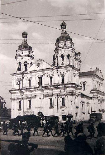  - Miasto na fotografiach z czasów II wojny światowej . Pojezuicki kościół Św. Józefa. Fotografia anonimowego żołnierza Wehrmachtu 1941 r.