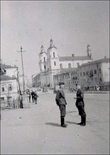  - Miasto na fotografiach z czasów II wojny światowej . Niemieccy żołnierze na tle pobernardyńskiego kościoła. Fotografia anonimowego żołnierza Wehrmachtu 1943 r.