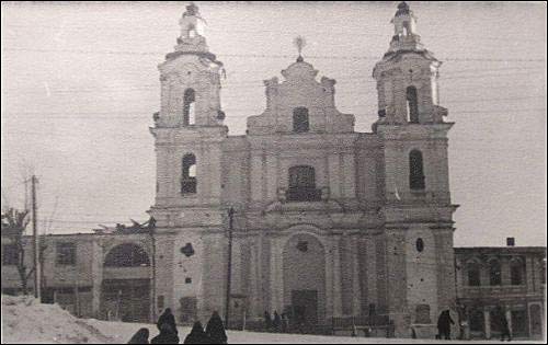  - Miasto na fotografiach z czasów II wojny światowej . Pobernardyński kościół Św. Antoniego. Fotografia anonimowego żołnierza Wehrmachtu 1941-44 r.