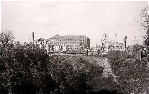  - Miasto na fotografiach z czasów II wojny światowej . Szkoła. Fotografia anonimowego żołnierza Wehrmachtu 09 1941