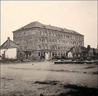  - Miasto na fotografiach z czasów II wojny światowej . Budynek szkoły. Fotografia anonimowego żołnierza Wehrmachtu 09 1941