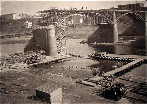  - Miasto na fotografiach z czasów II wojny światowej . Wysadzony most w Witebsku. 1941 r