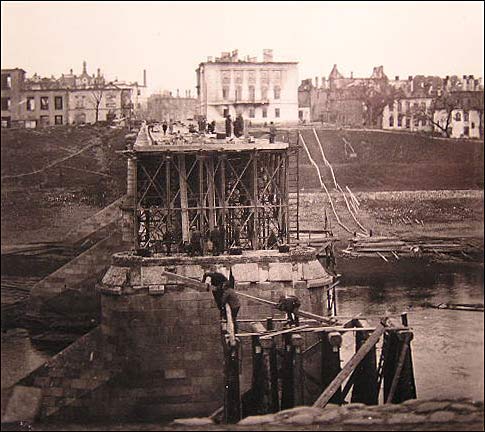  - Miasto na fotografiach z czasów II wojny światowej . Wysadzony most W Witebsku. 09 1941