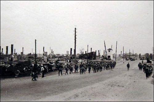  - Miasto na fotografiach z czasów II wojny światowej . Ruiny Witebska. Fotografia anonimowego żołnierza Wehrmachtu 1941 r.