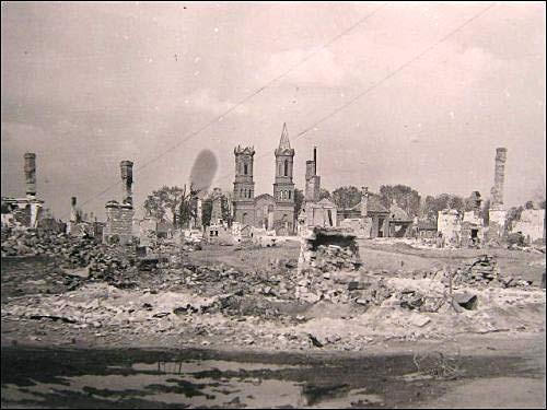  - Miasto na fotografiach z czasów II wojny światowej . Ruiny Witebska. Kościół Św. Barbary