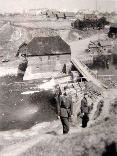  - Miasto na fotografiach z czasów II wojny światowej . Młyn wodny przy rzece Wićba. Fotografia anonimowego żołnierza Wehrmachtu 1941-44