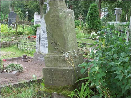  - cemetery . Fragment