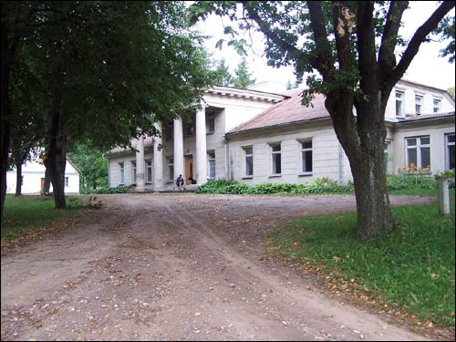 Pałac od strony podjazdu Lejpuny. Dwór Kruszewskich