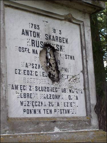 Nagrobek Antoniego Kuszewskiego (1783-1873), właściciela Lejpun Lejpuny. Dwór Kruszewskich