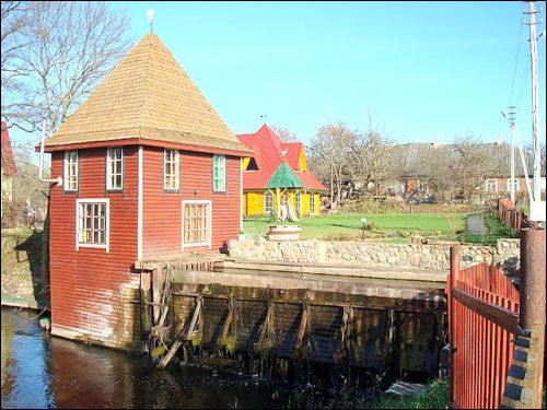  - Мельница водяная . Вид на мельницу и запруду