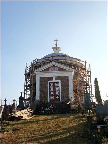  - Часовня-усыпальница Кобылинских. Часовня (слева и справа от входа памятники на могилах Кобылинских)