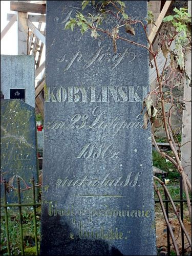  - Часовня-усыпальница Кобылинских. Надпись на памятнике Ю. Кобылинского