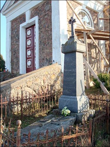  - Часовня-усыпальница Кобылинских. Памятник на могиле К. Кобылинской